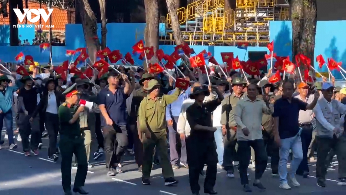 Hàng trăm kiều bào miệt mài luyện tập diễu hành tại TP.HCM